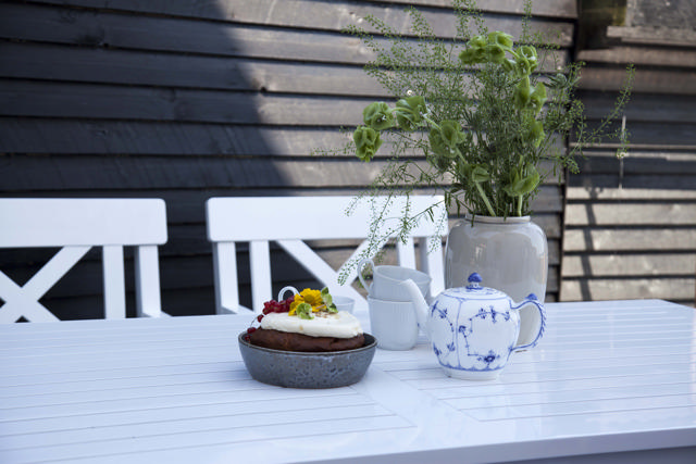 Sofiero Set - Dreisitzerbank, zwei Stühle & Tisch - Weiß